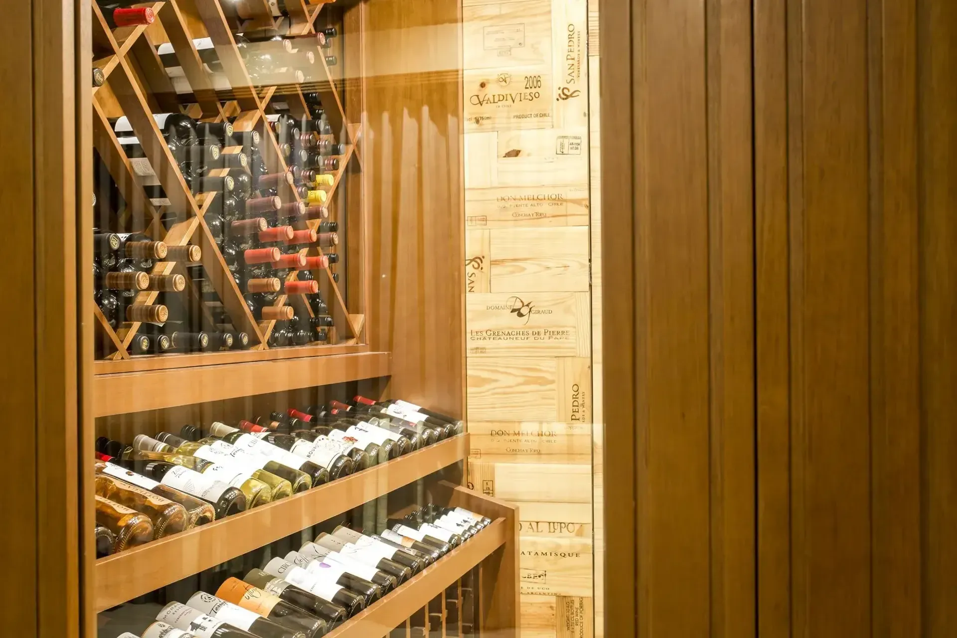 uma adega repleta de garrafas de vinho.