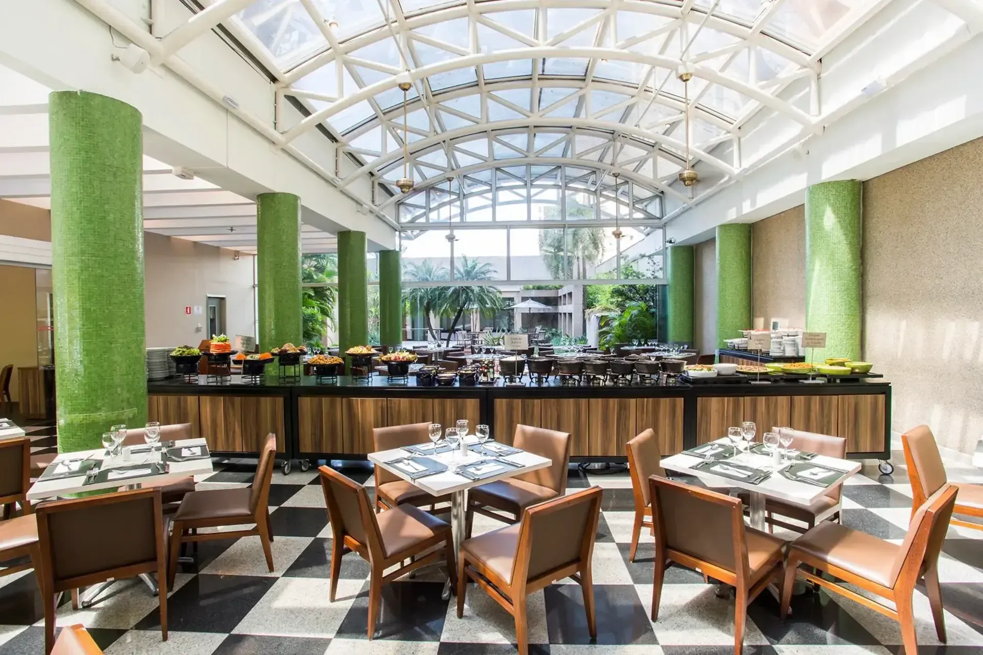um restaurante com mesas e cadeiras e piso xadrez.
