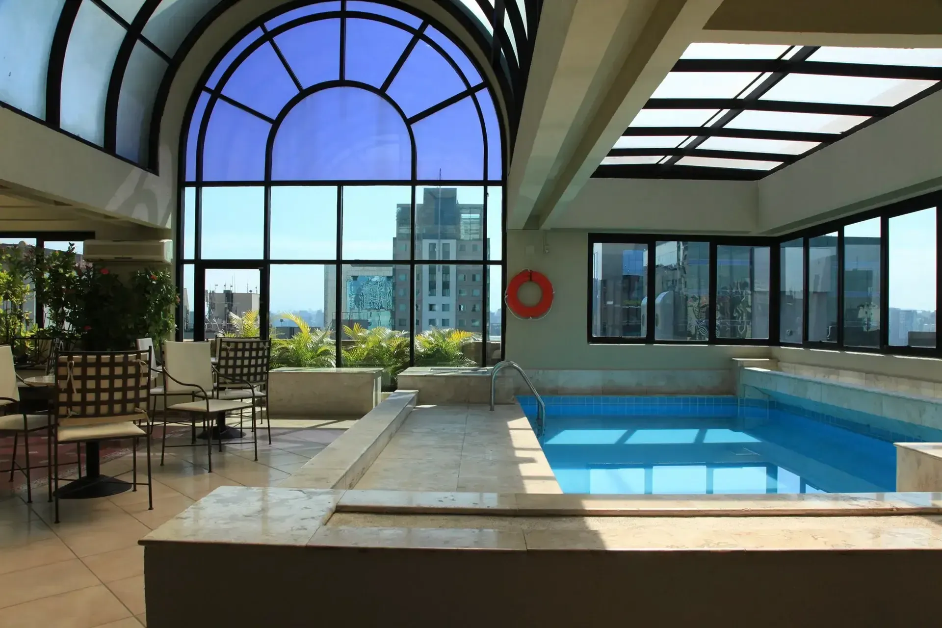 uma grande piscina coberta com um colete salva-vidas ao lado
