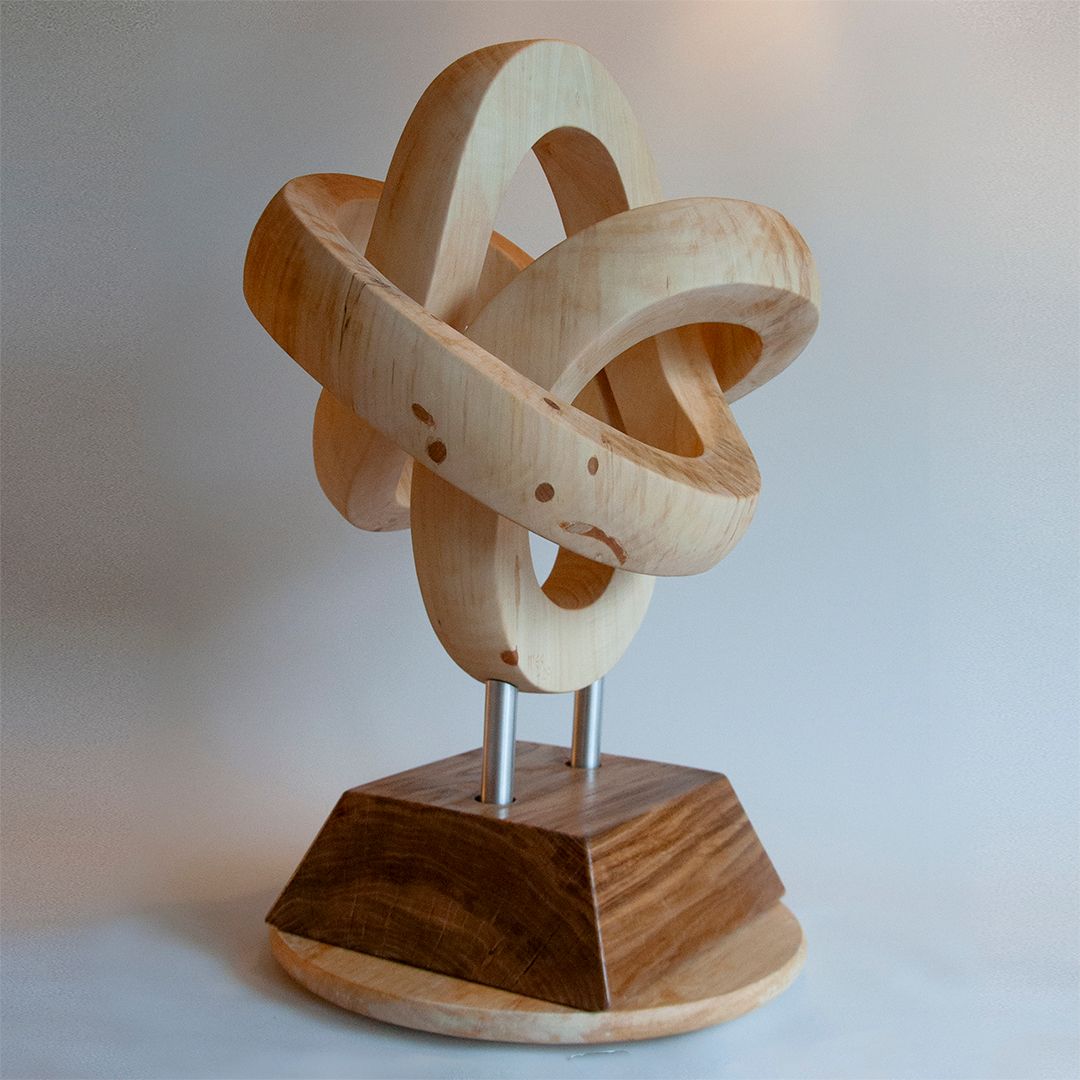 skulptur gjord i form av en komplex knut, tillverkad i trä av ett stycke av Jörgen Westin
