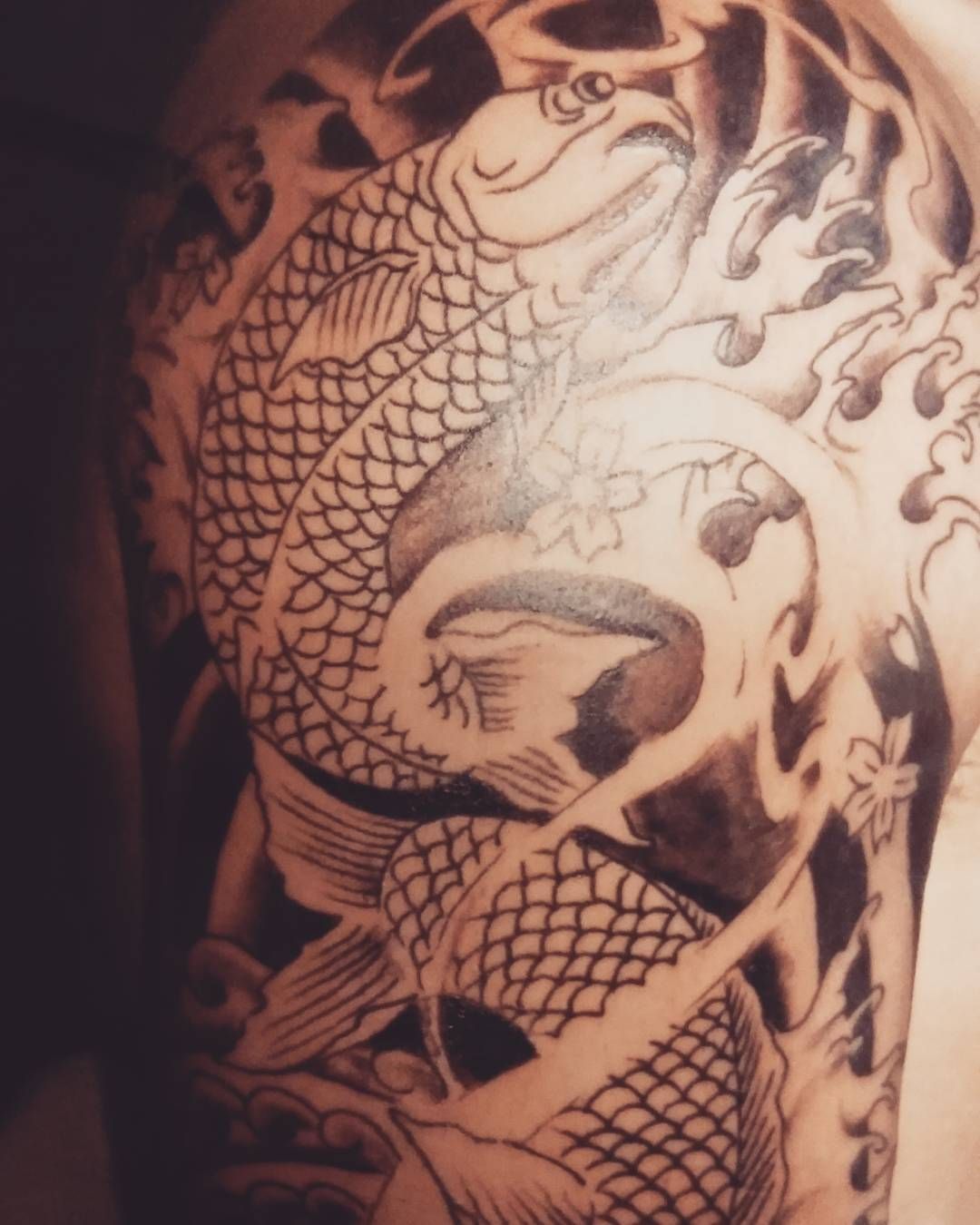 Tatuerad axel av Jonas Finnze