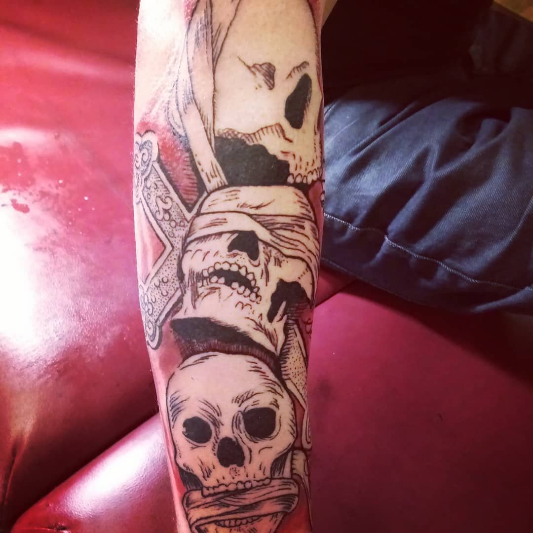 arm tatuerad med dödskallemotiv, av Jonas Finnze