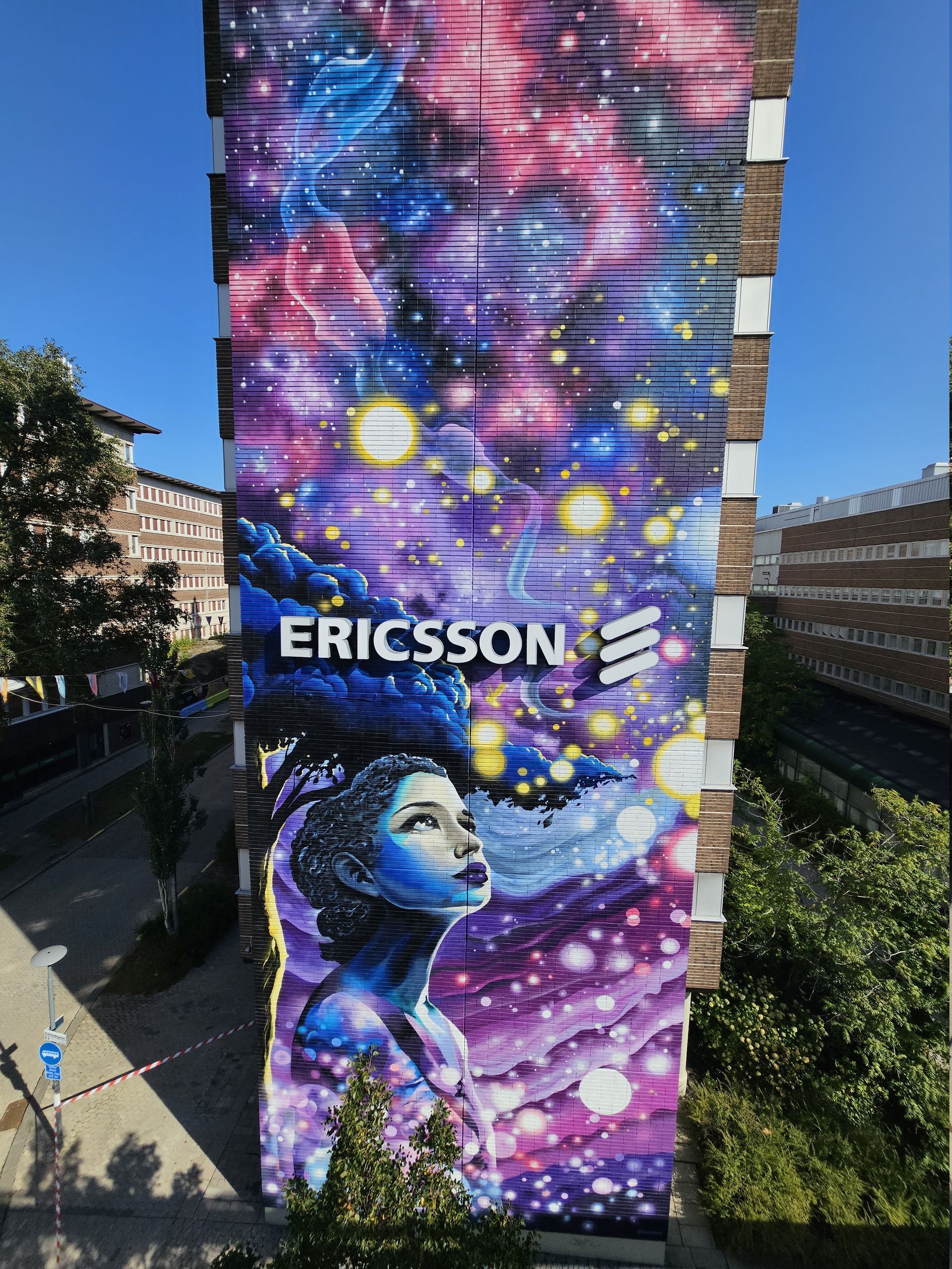 rymdmotiv på Ericsson-huset
