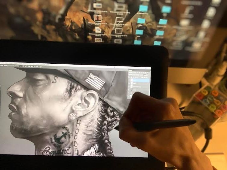 Anders Kindberg arbetar med en illustration på en skärm med hjälp av en pekpenna