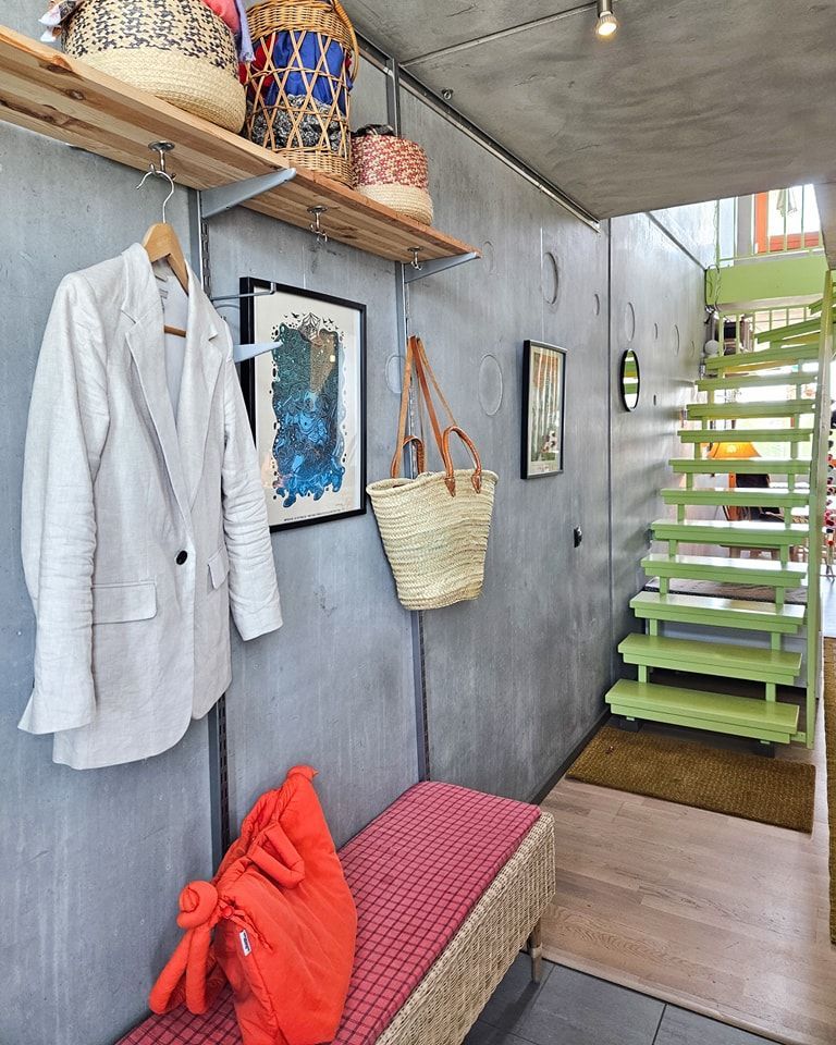 hall med ljusgrön trappa
