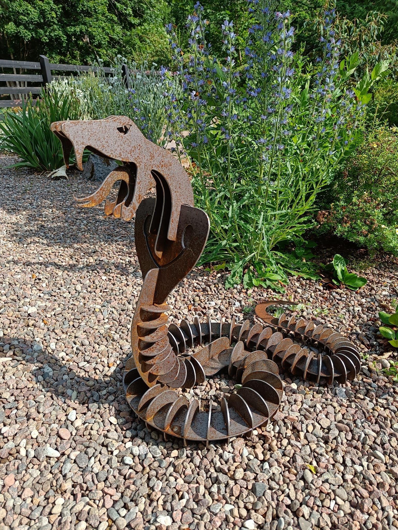stiliserad kobra, skulptur i plåt av Krille Ling