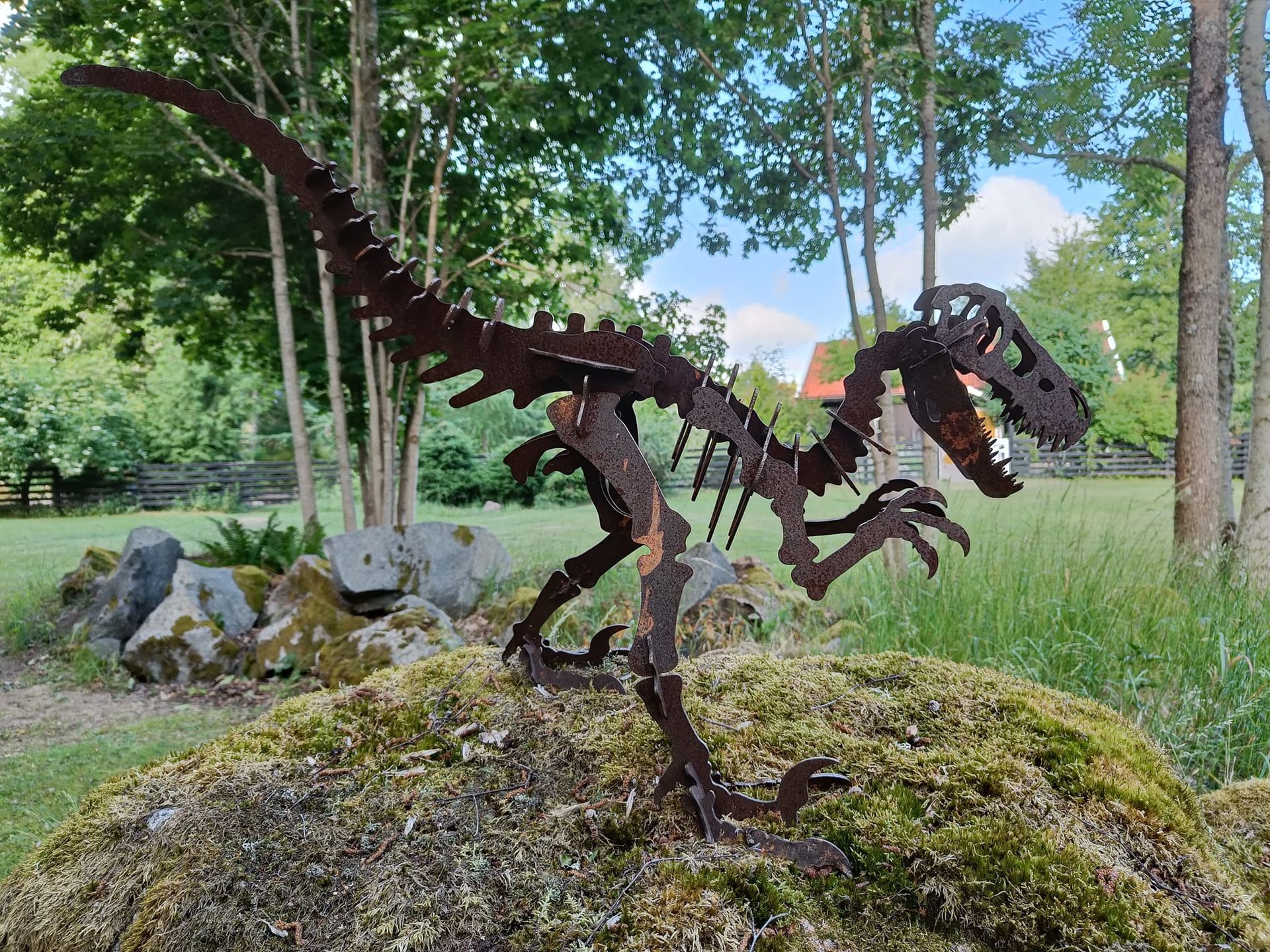 Velociraptor (Small), stiliserat urtidsdjur i plåt av Krille Ling