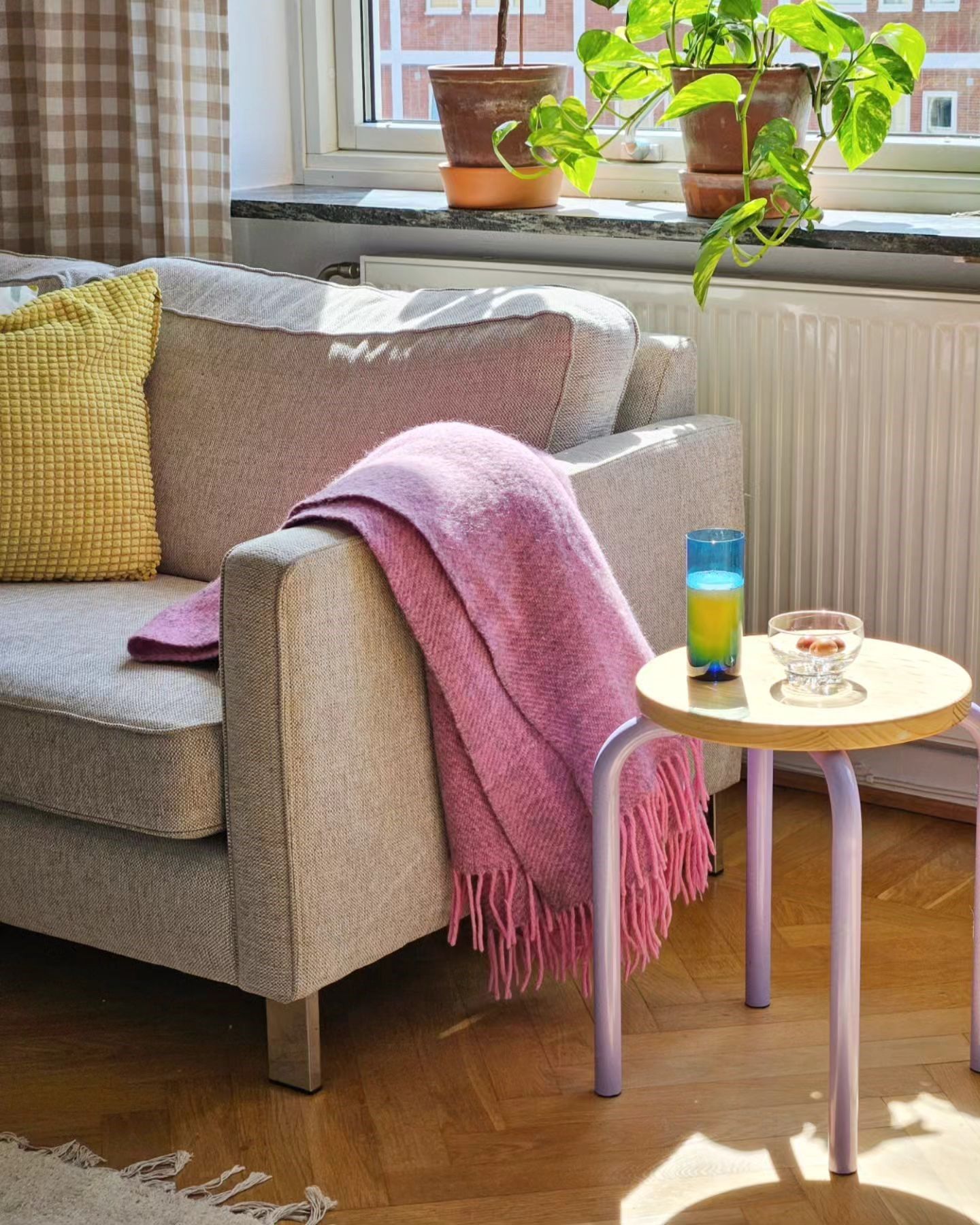 soffa med pläd