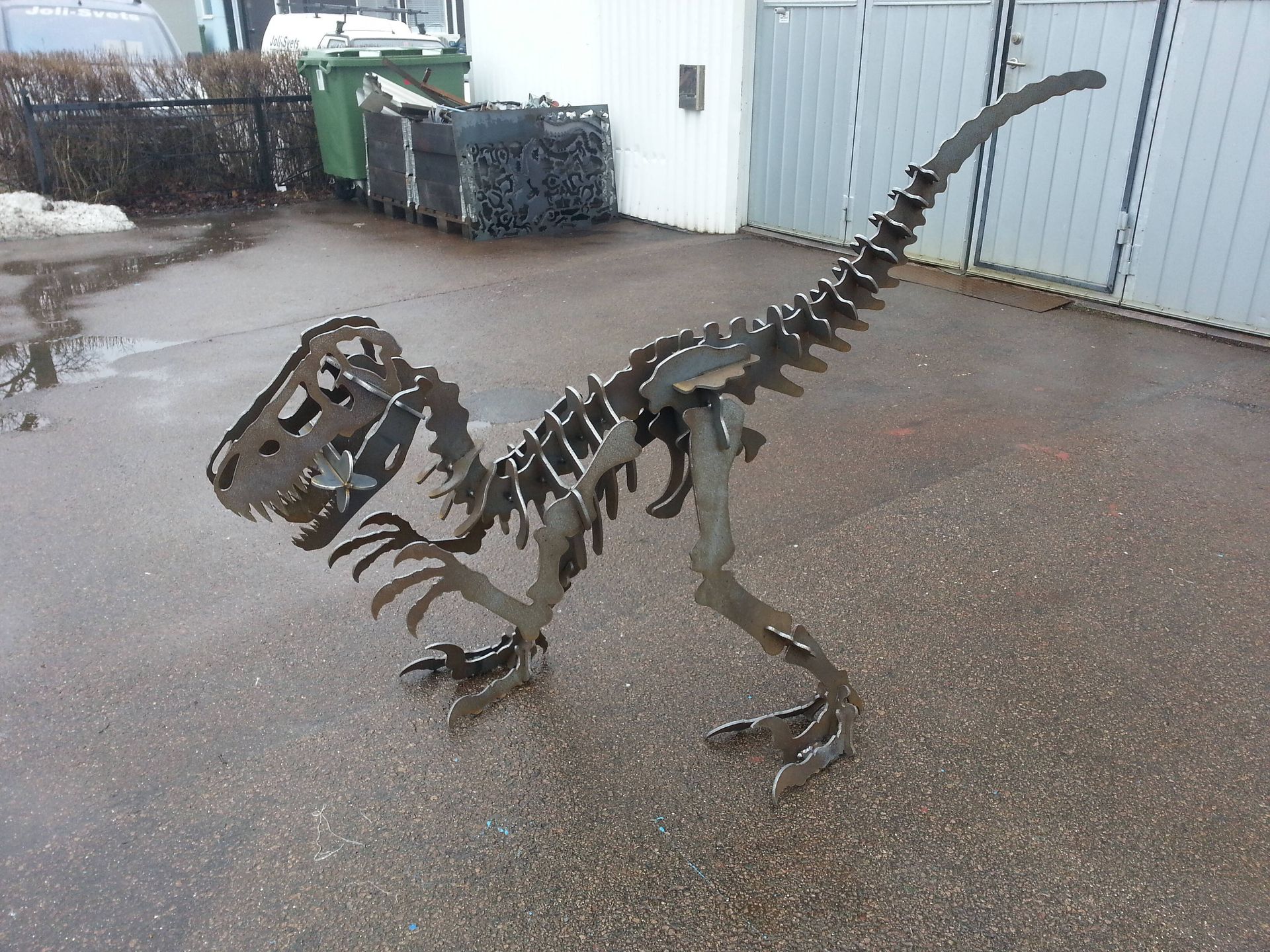 Velociraptor (Large), stiliserat urtidsdjur i plåt av Krille Ling
