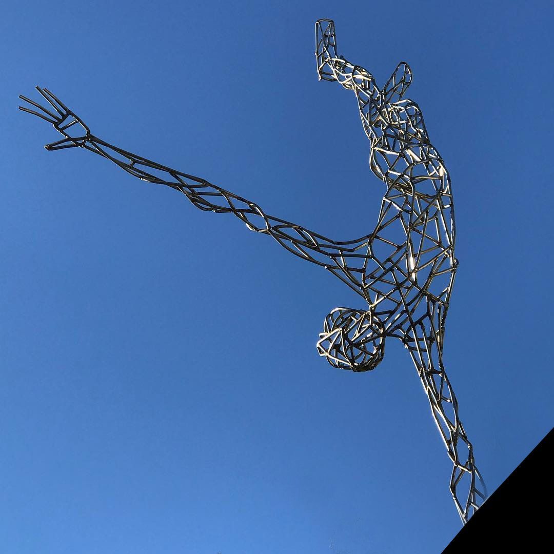 skulptur i glasfiber av Tjåsa Lucia Gusfors, placeras i Vadstena skulpturpark med hjälp av en lastmaskin