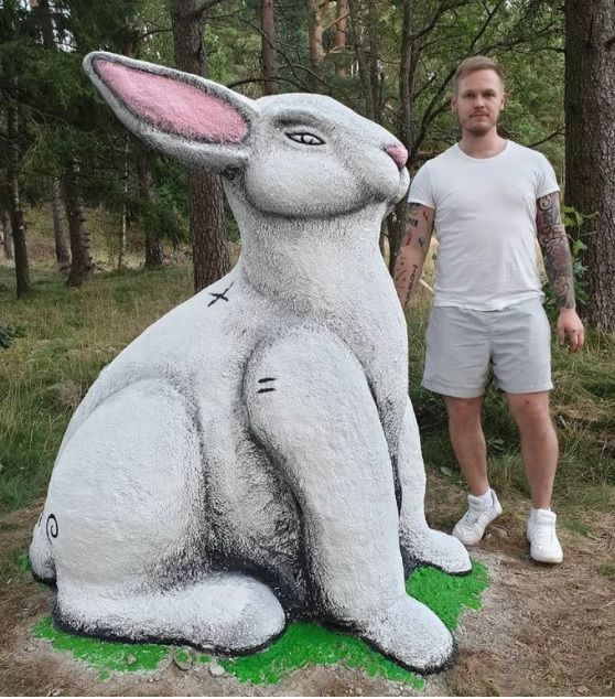stor skulptur i betong av Tony Torro, föreställande en kanin