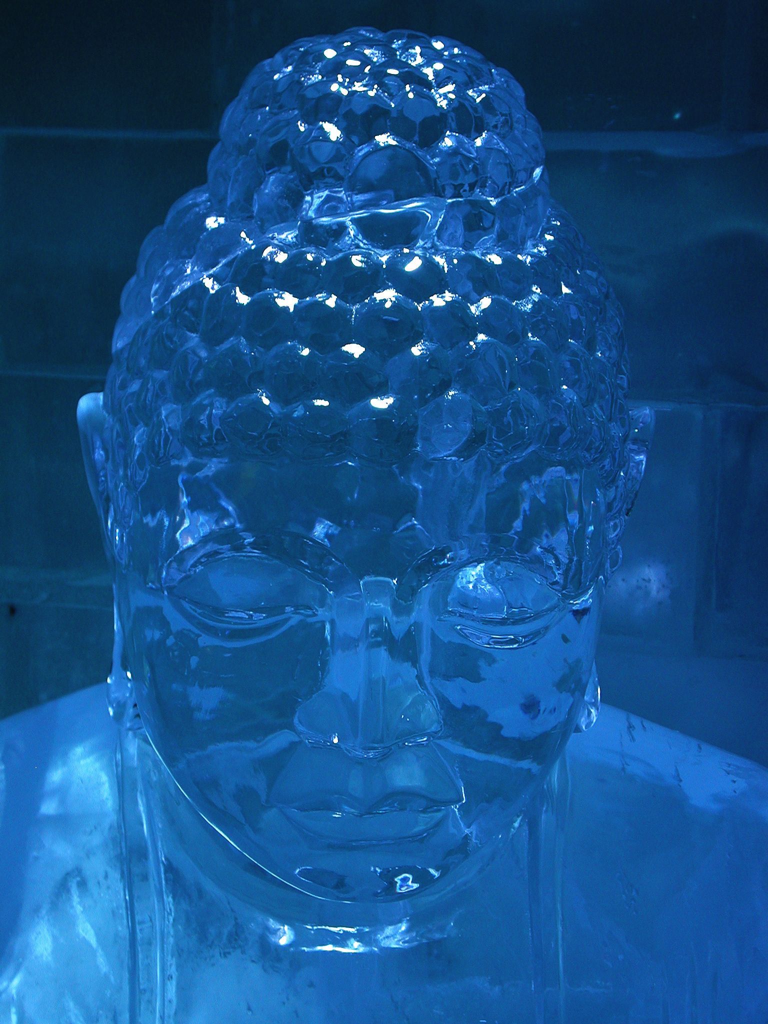 Buddhaskulptur i is av Jörgen Westin