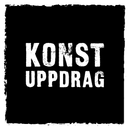 Konstuppdrag logotyp, vit text på svart botten