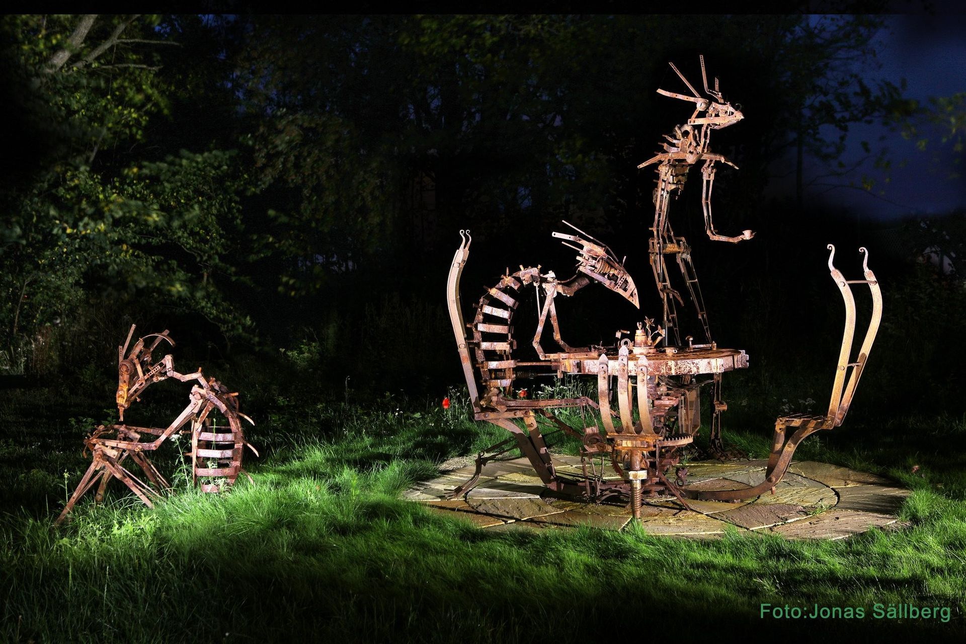 Skulpturen 'Fika med Aliens' i Vadstena skulpturpark, av Olav Lunde.