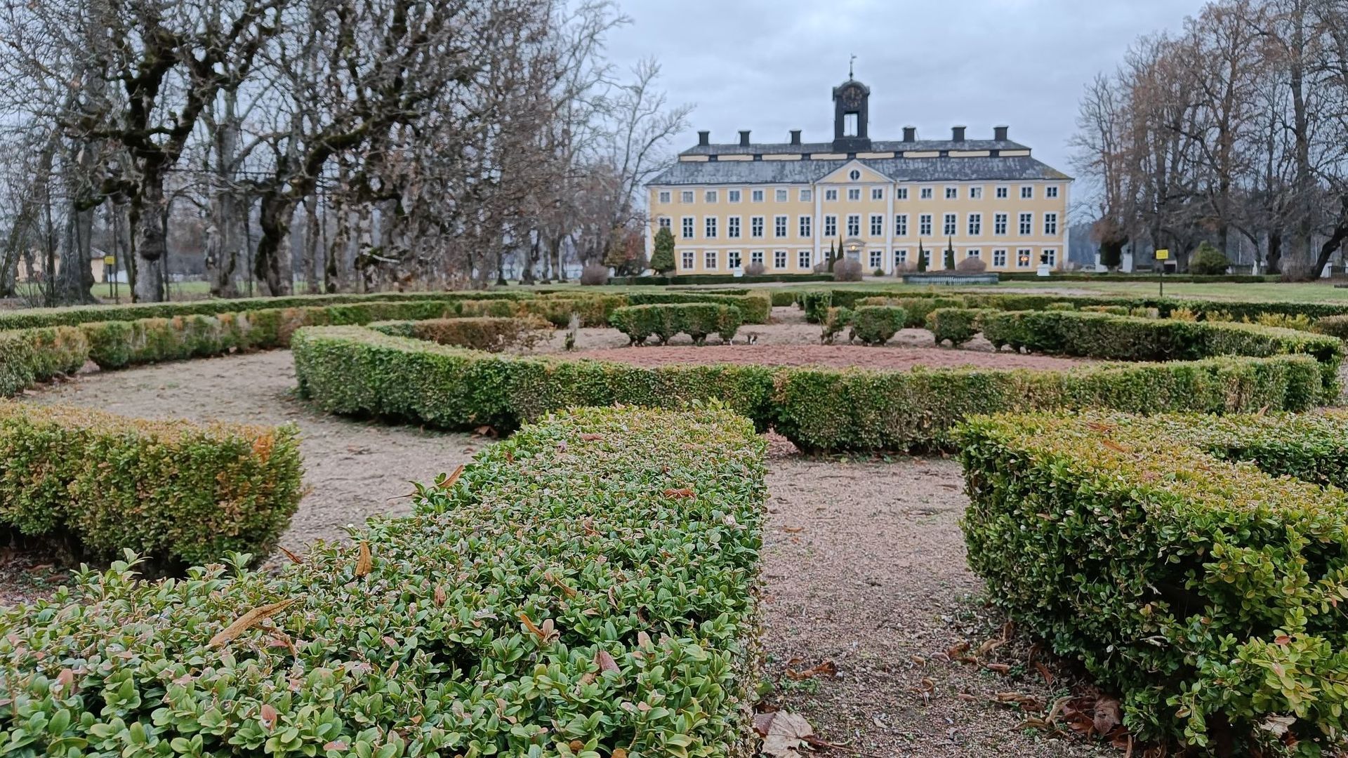 Den franska parken vid Sturefors slott, med låga häckar av buxbom i vackra, symmetriska mönster.