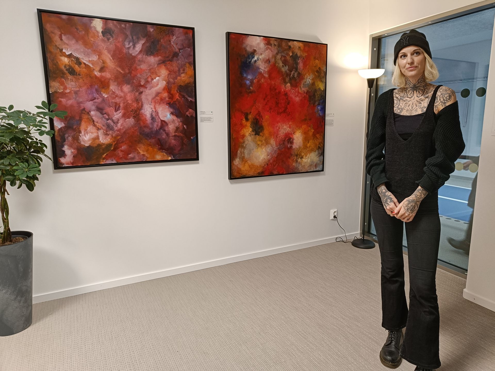 Hanna Meyer vid två av sina målningar
