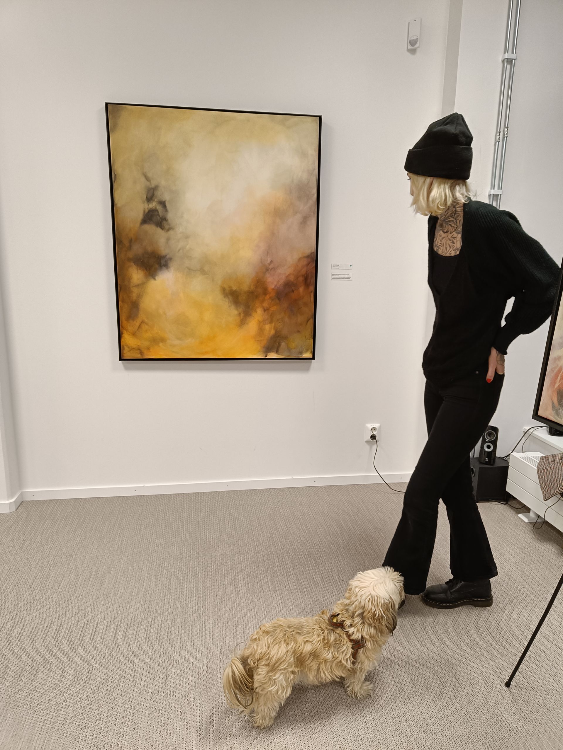 Hanna Meyer framför en av sina abstrakta målningar
