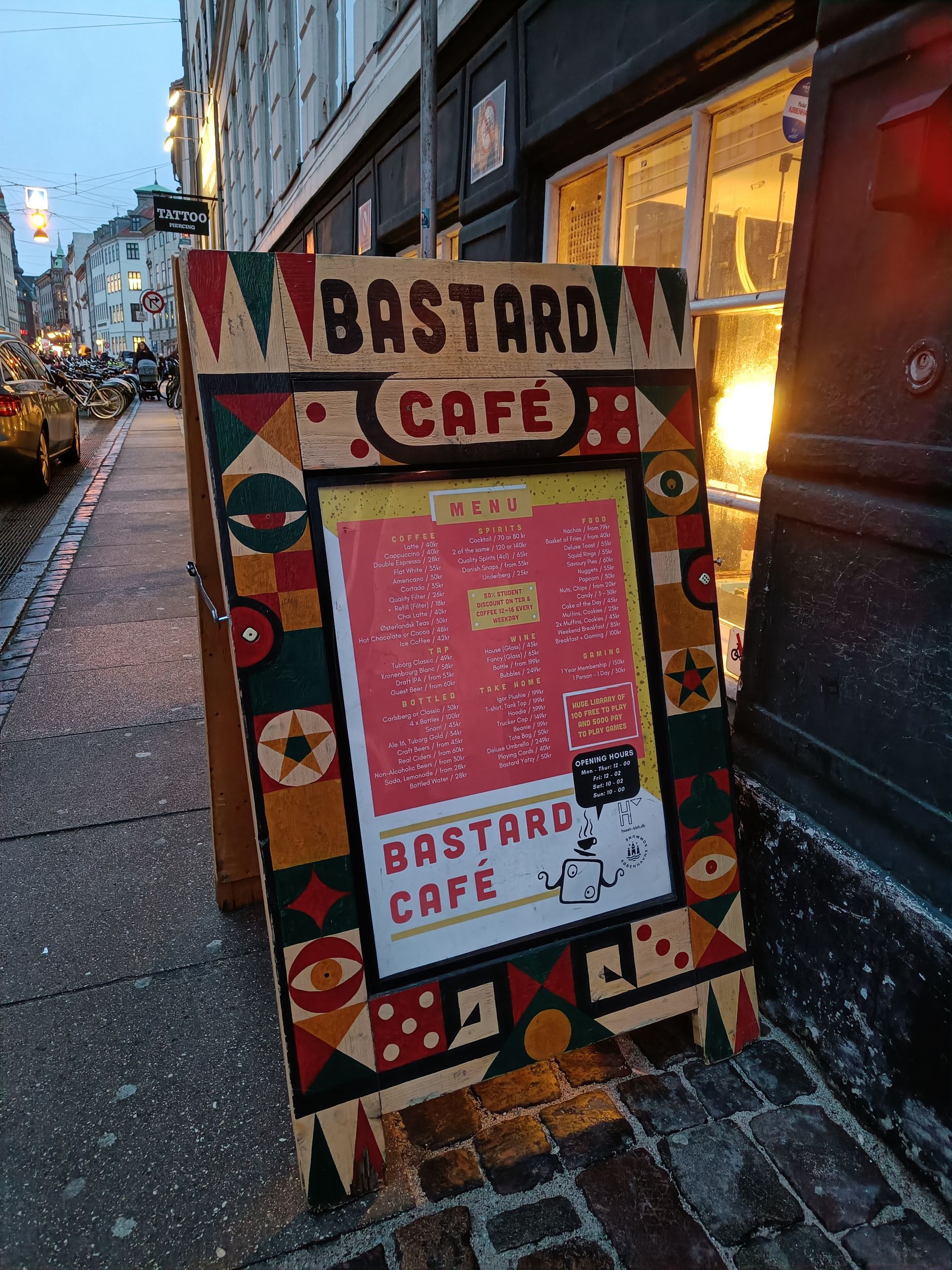 gatupratare vid Bastard Café i Köpenhamn, av Kim Holm