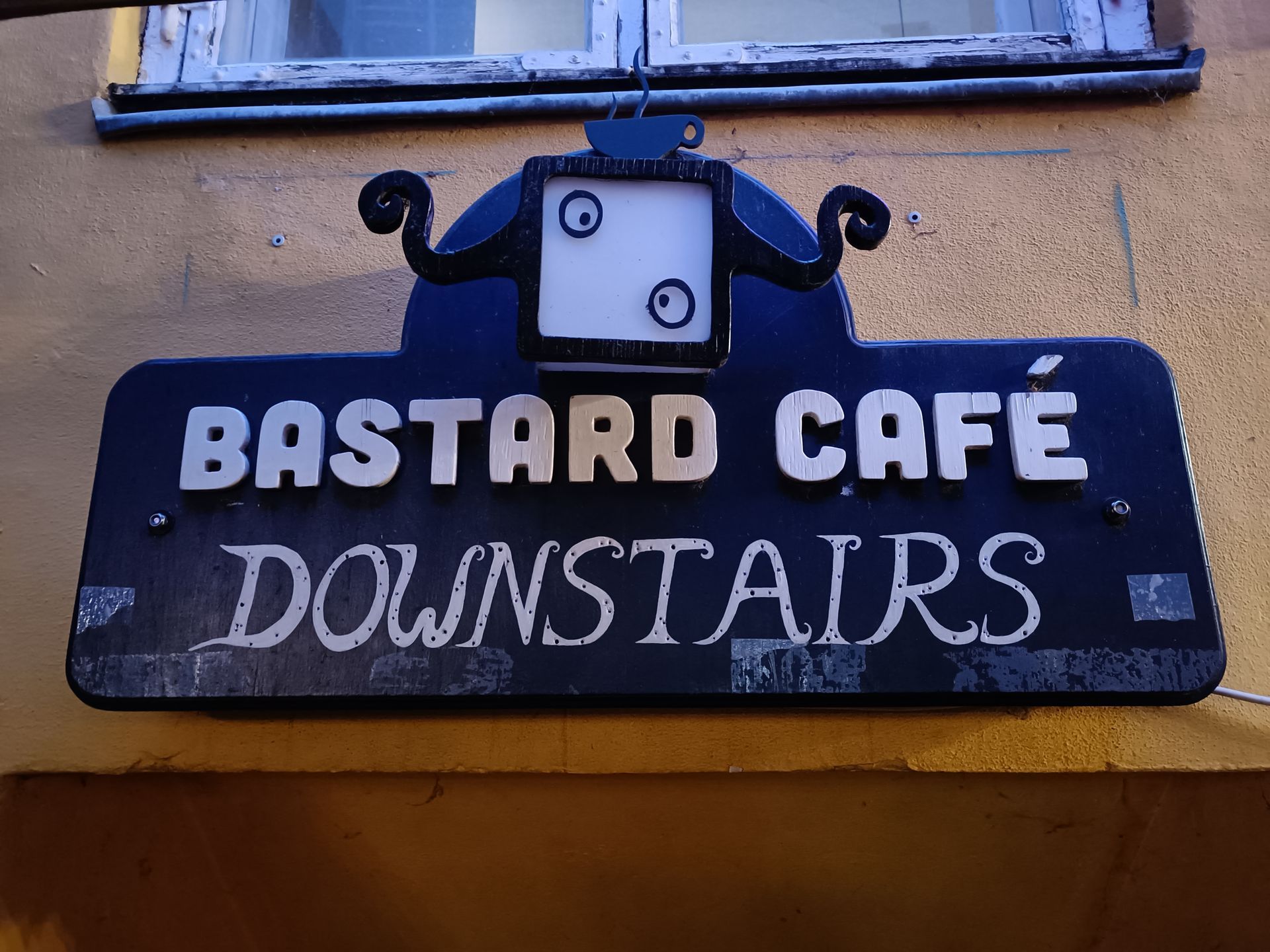 skylt till populära Bastard Café i Köpenhamn, skapad av Kim Holm