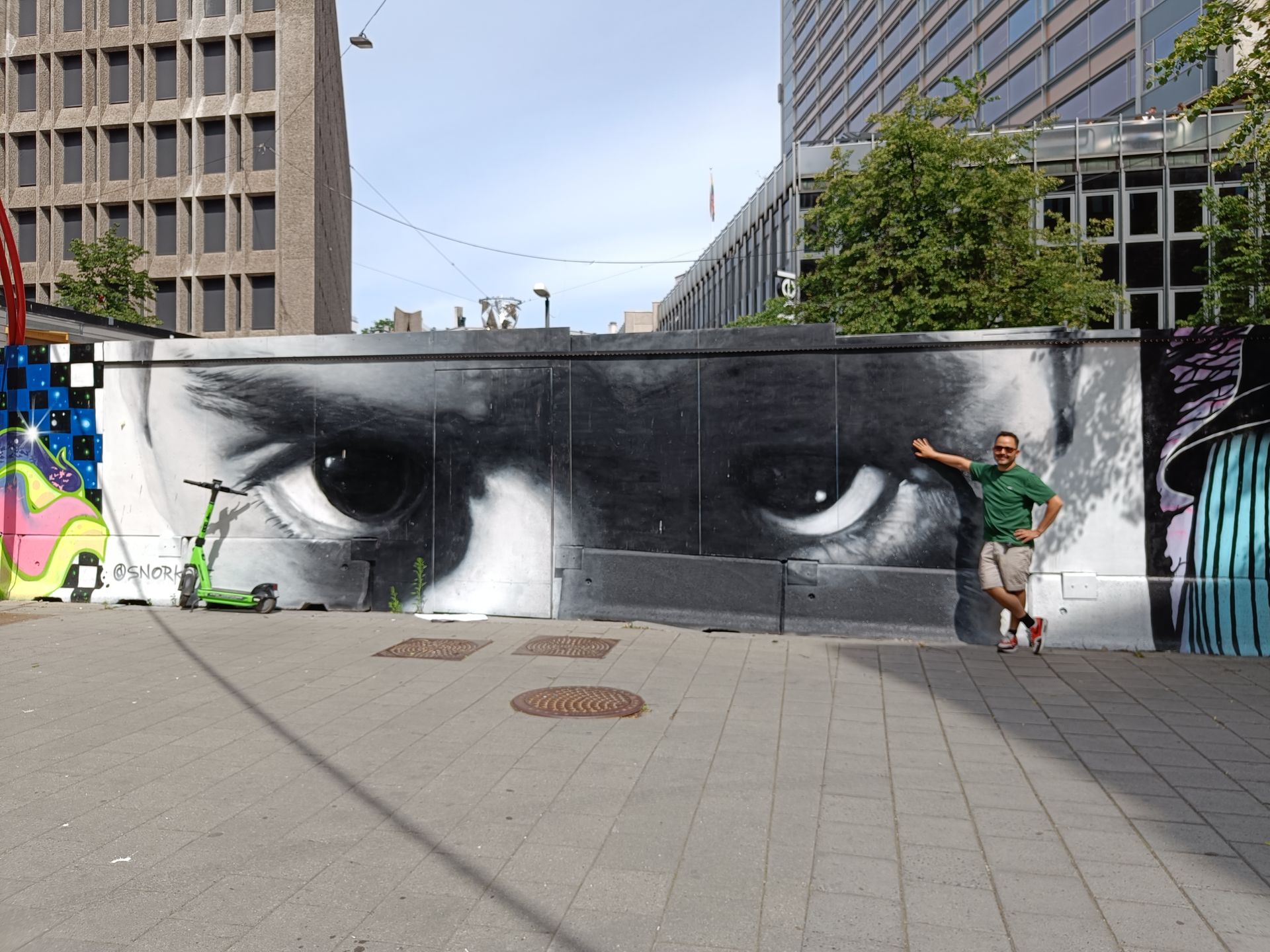 svartvit muralmålning med ögon