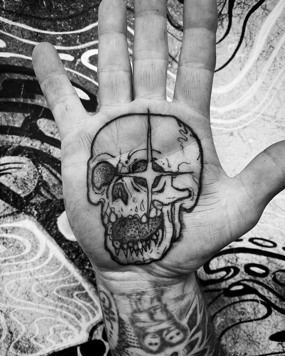 tatuerad hand med dödskallemotiv, Dan Sapunar