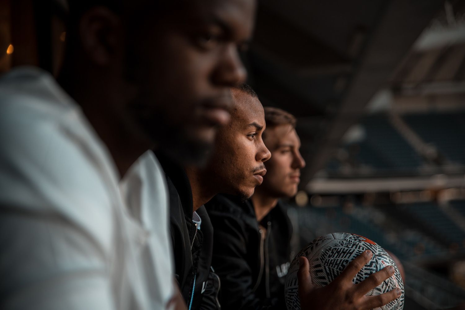 'Locker Room Talk' på Friends Arena - tre killar på läktaren i profil - av Niclas Fasth