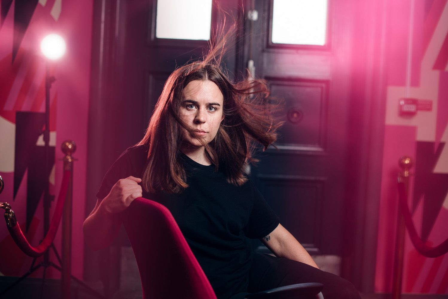medarbetarporträtt för Ung Scen Öst, med rosa effekt, taget av Niclas Fasth