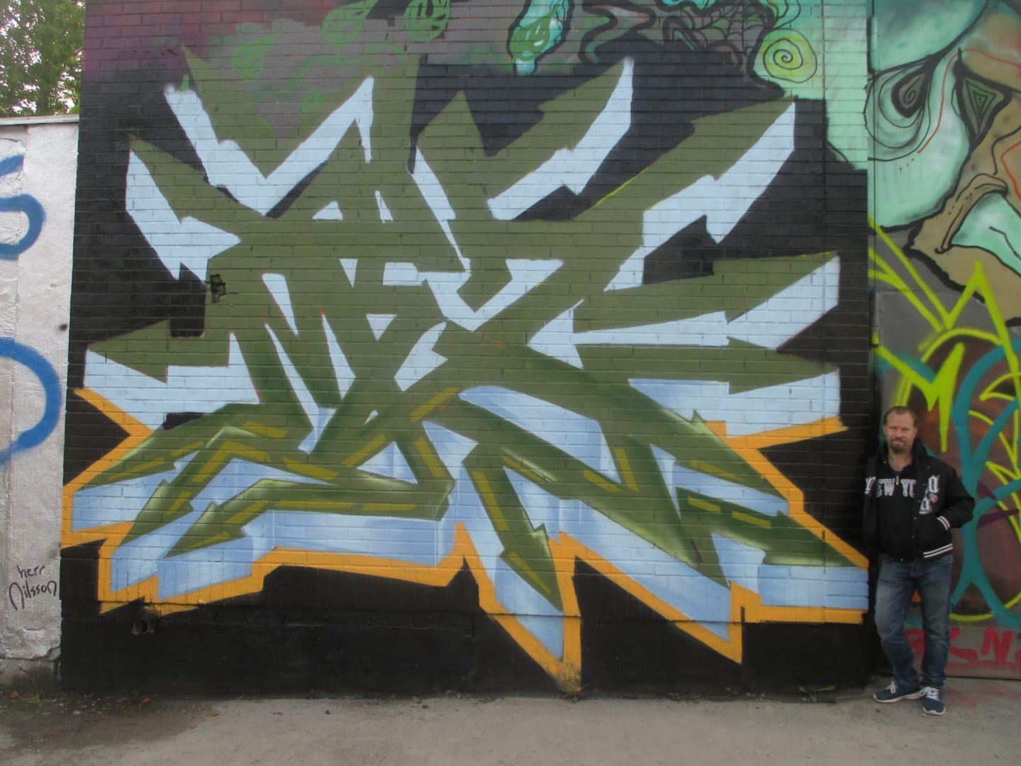 graffitimotiv på mur, av Jonas Finnze