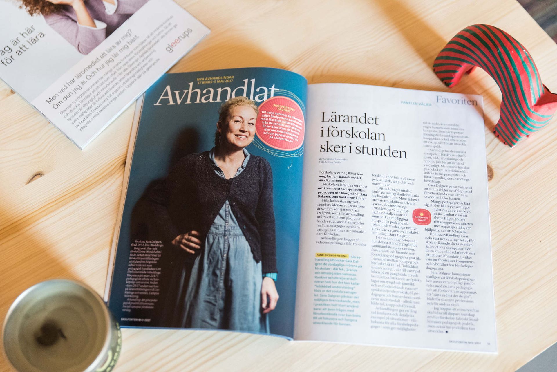 porträtt-/dokumentärfoto av Niclas Fasth i en tidning