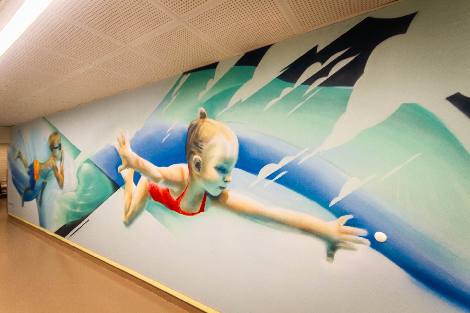 motiv med barn på vägg inomhus
