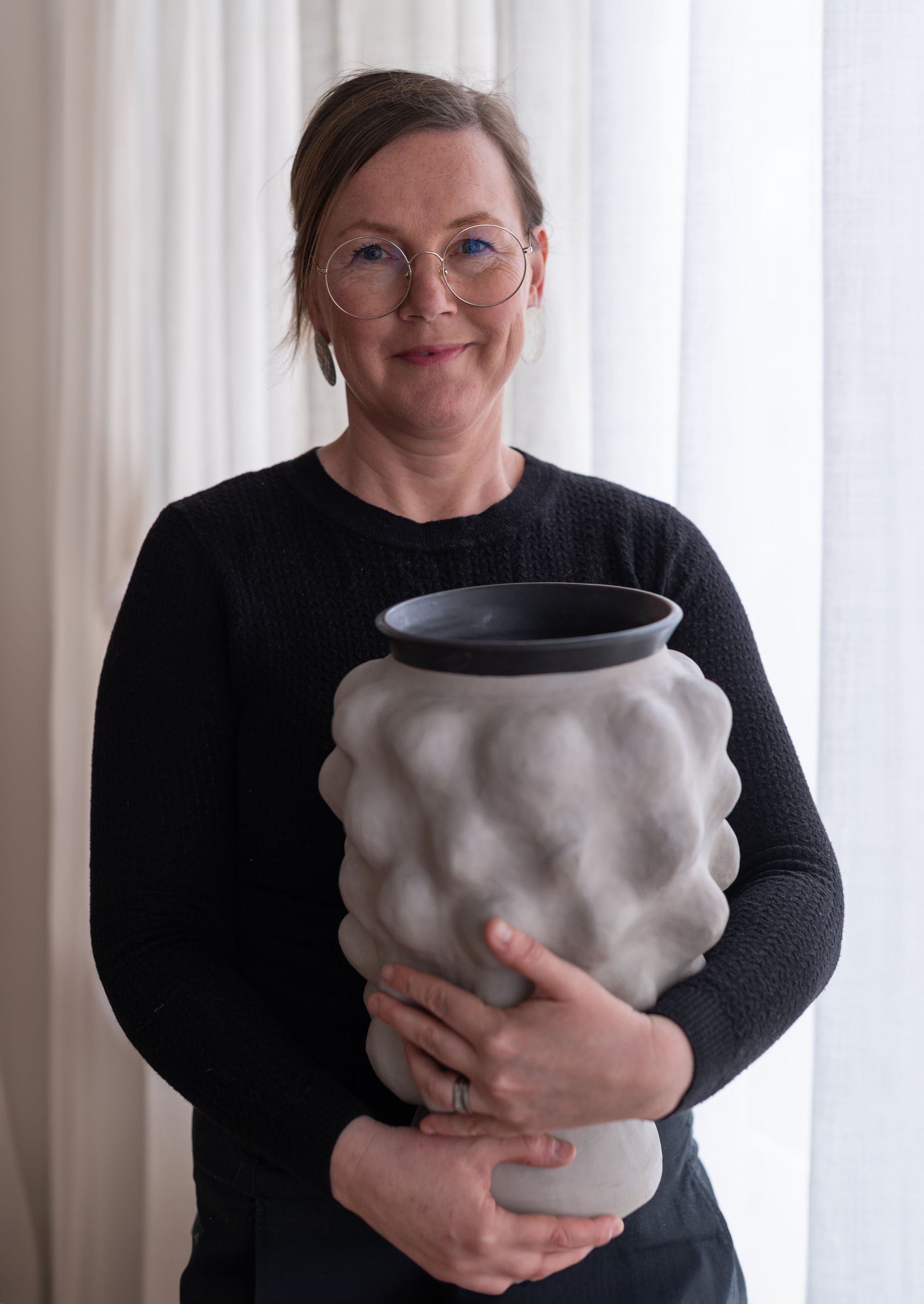 Therése Bondesson med en stor vas