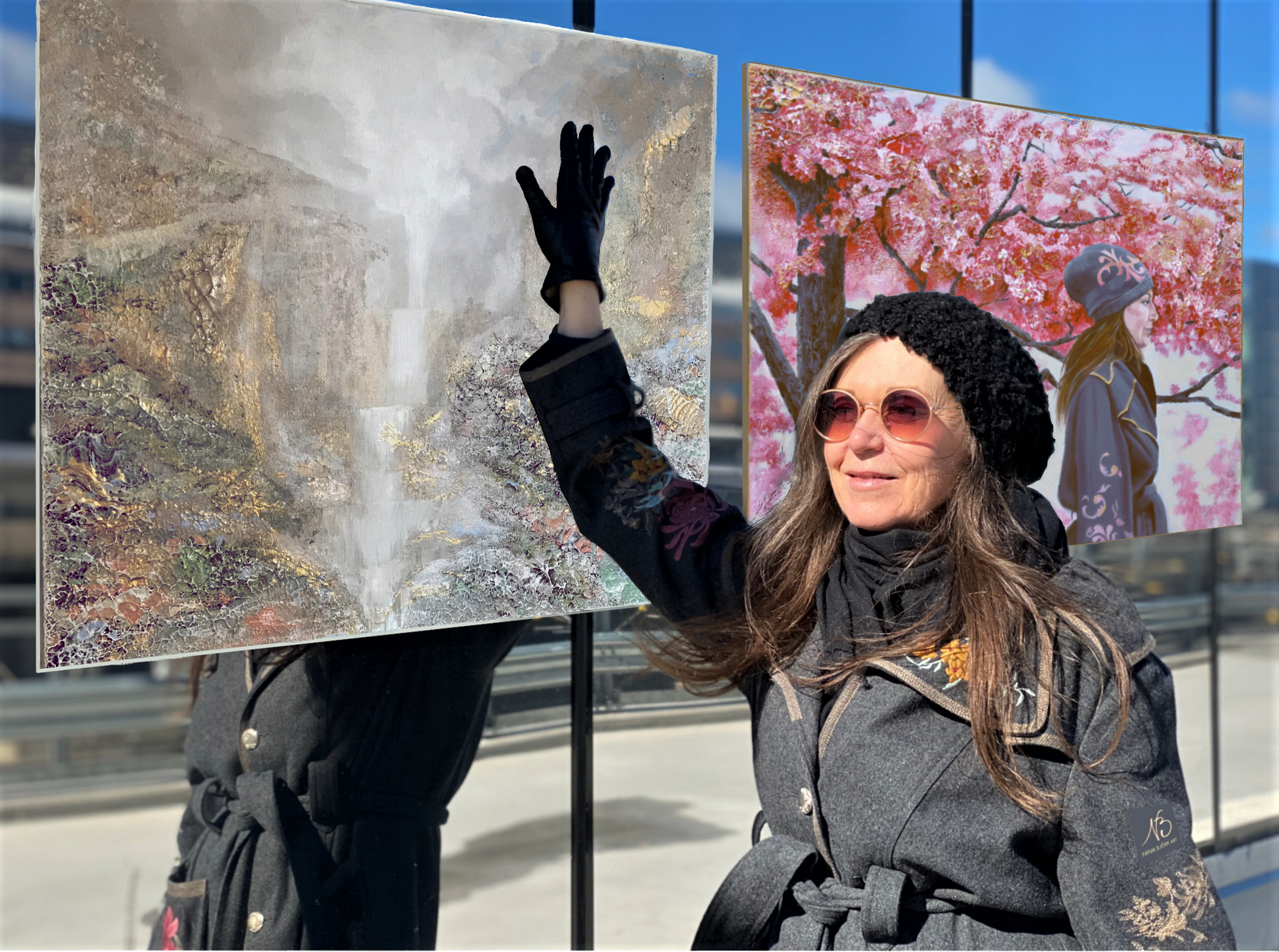 Nina Björk framför två av sina målningar