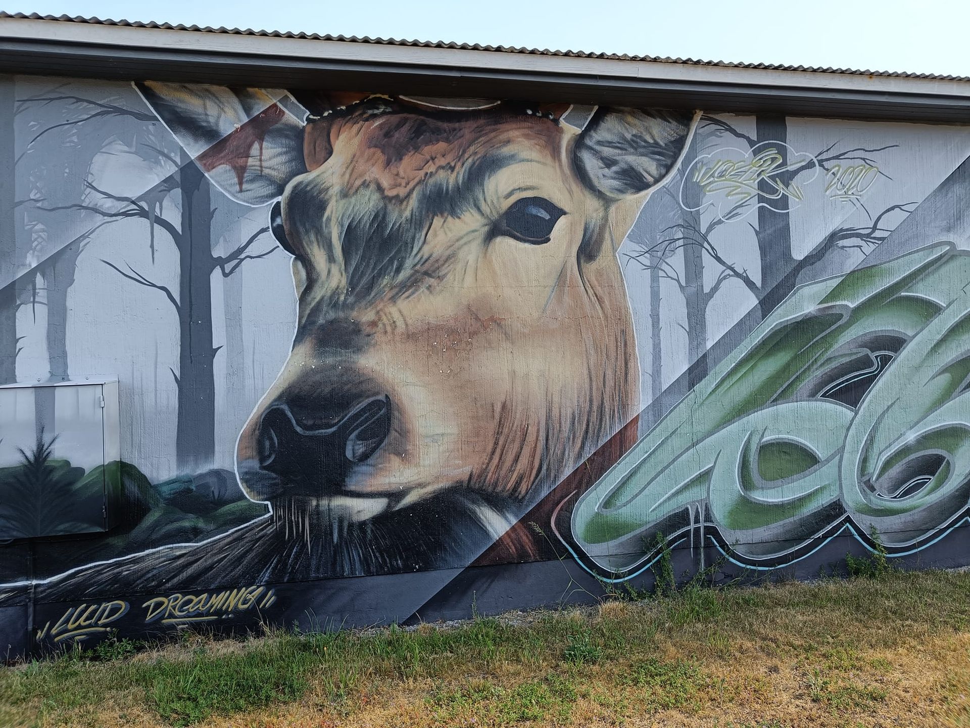 muralmålning av Gustav Berkland i Löttorp, motiv med djur och skog