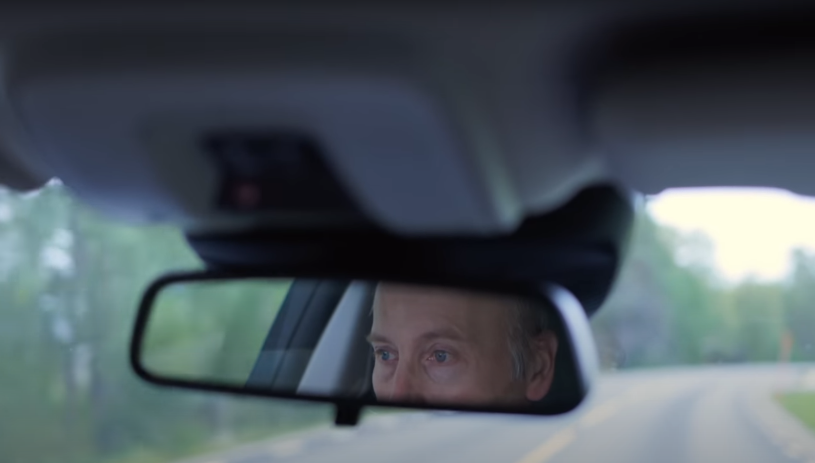 reflektion av jägare i en backspegel