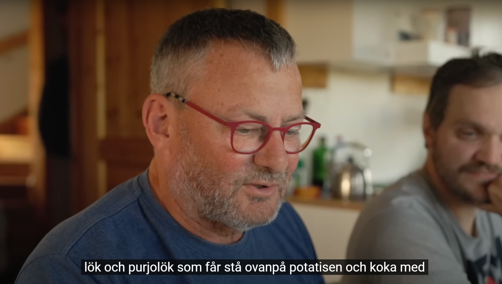 gänget av jägare diskuterandes mat vid en gemensam måltid