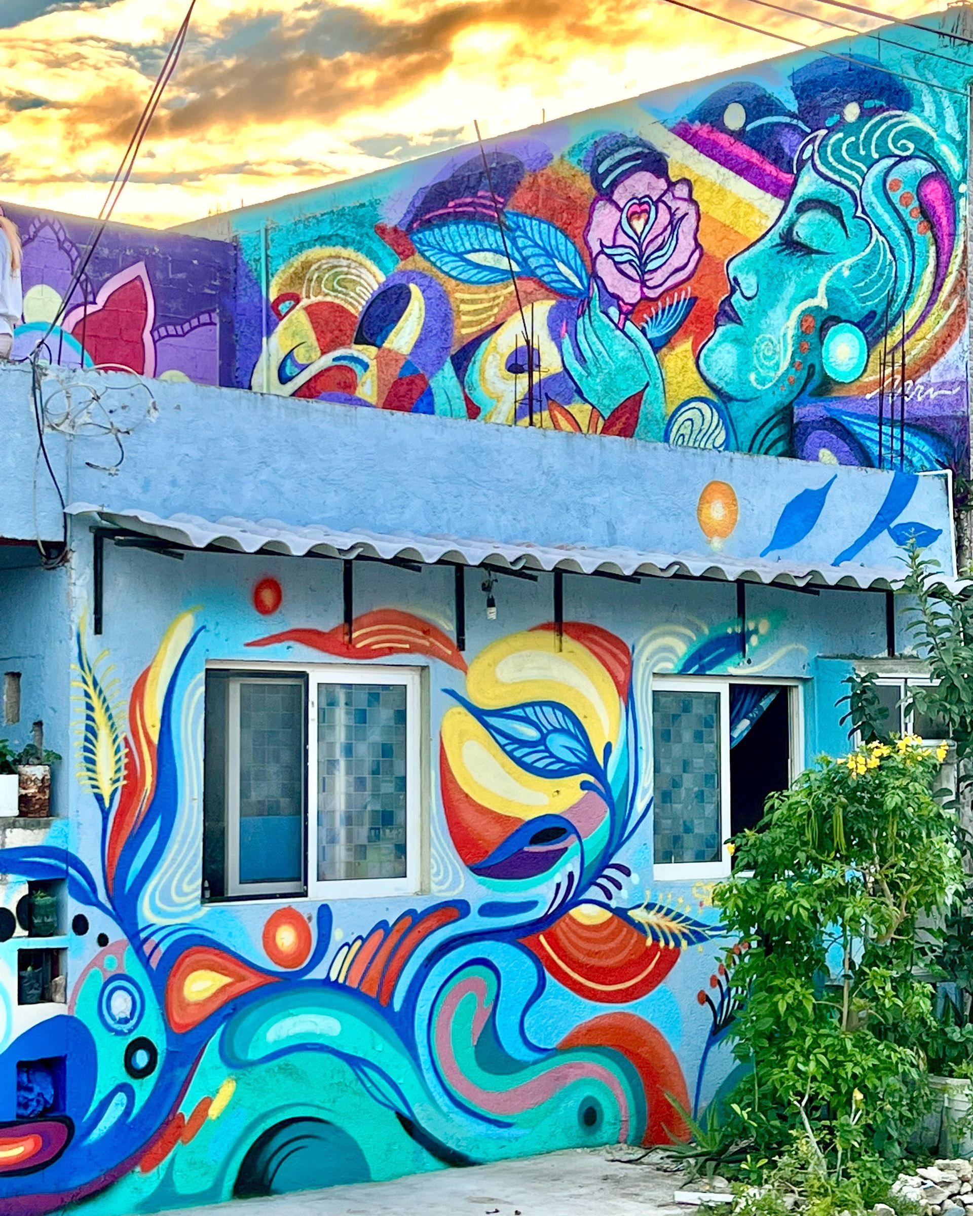 byggnad i Mexico med muralmålningar av Dan Sapunar