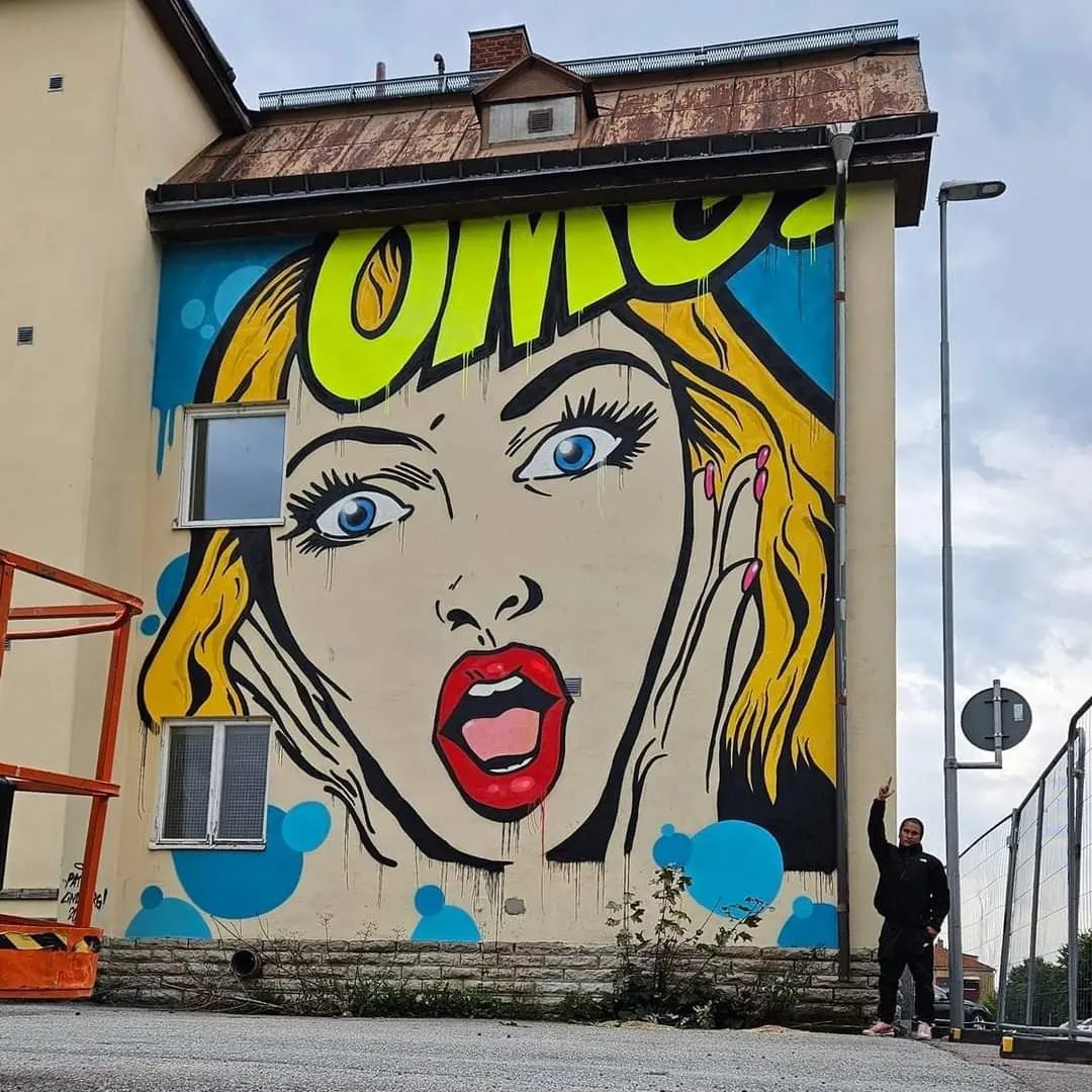 tillfällig muralmålning i Kumla (huset skulle rivas) med en starkt gul färg i bokstäverna 'OMG' som ser ut att vara neonfärg