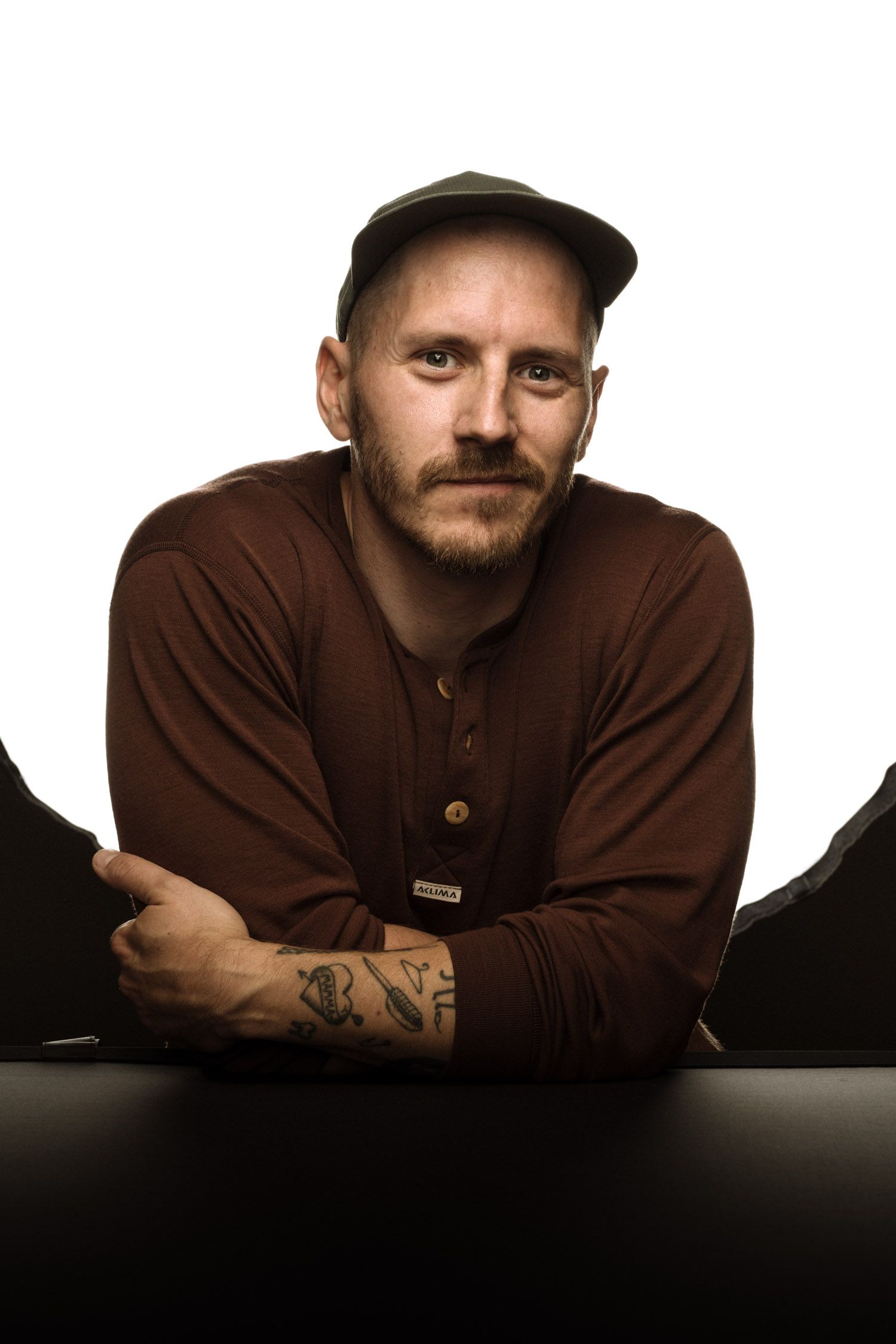 självporträtt på och av Niclas Fasth i brun tröja