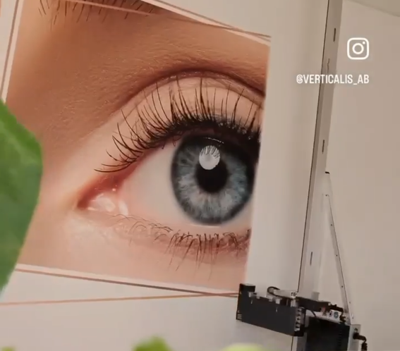 Verticalis skrivarutrustning vid ett väggmotiv
