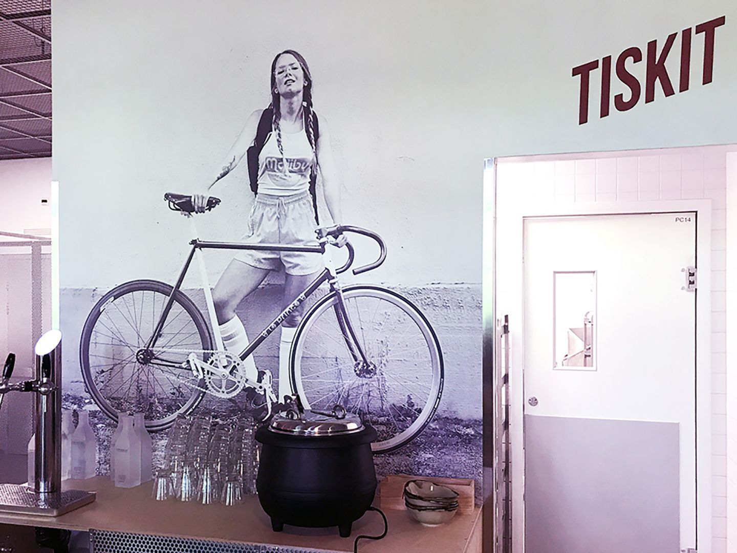 ett fotografi av en kvinna vid en cykel, utskrivet med hjälp av Verticalis innovativa skrivarteknik