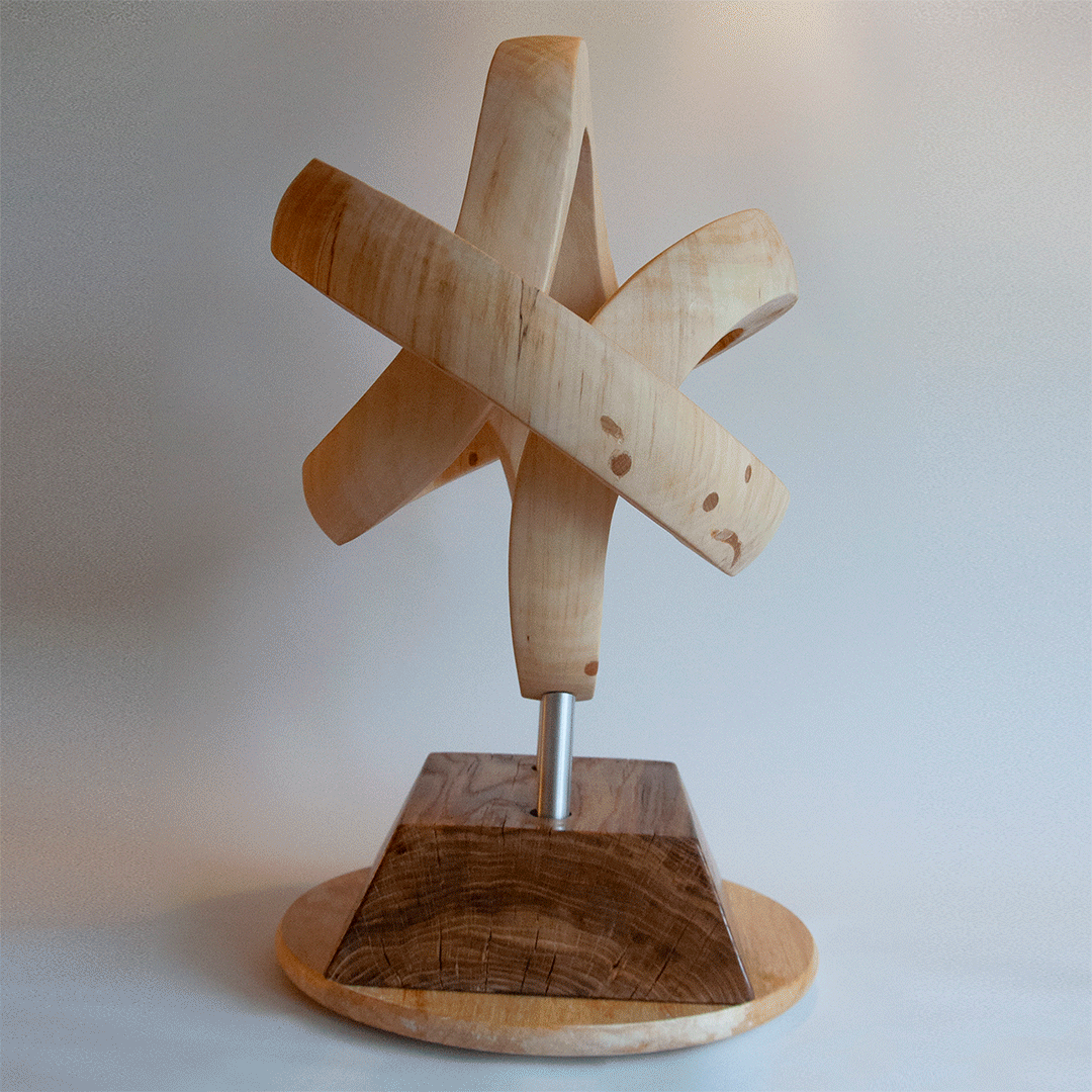 Animation av skulptur av Jörgen Westin. Skulpturen föreställer en komplex knutform och är gjord i ett stycke trä.