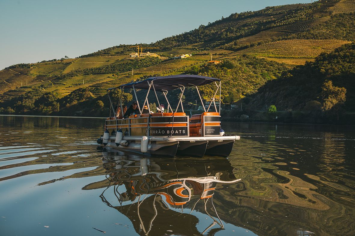 Luxury wedding event on the Douro River boat Ferrão II.