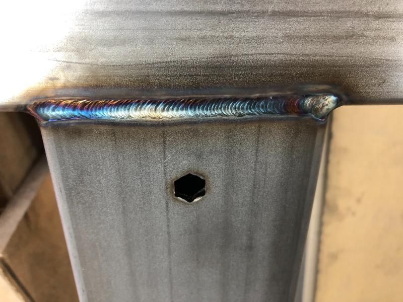 Un primo piano di un pezzo di metallo con un foro.