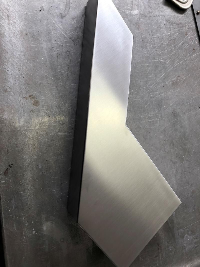 Un pezzo di metallo è posato sopra un tavolo.