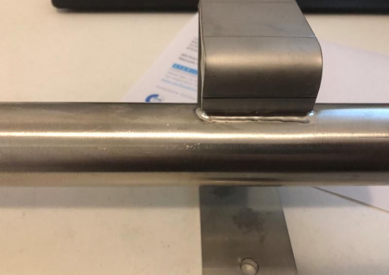 Un primo piano di un tubo di acciaio inossidabile su un tavolo.