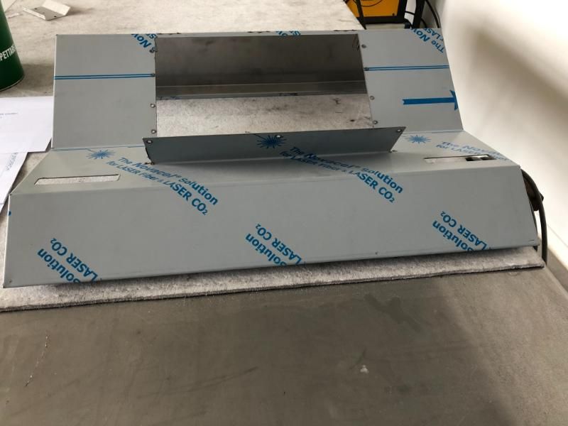 Un pezzo di metallo con la scritta laser co. su di essa
