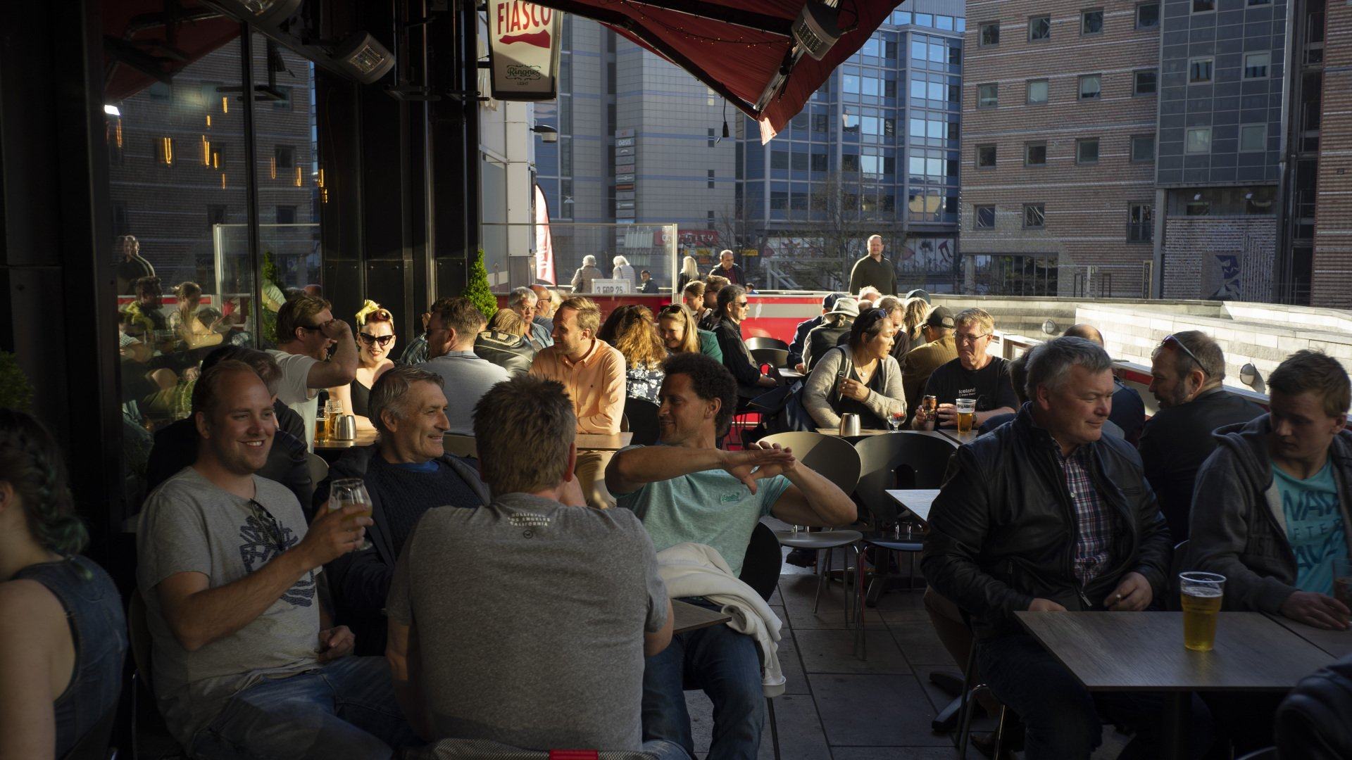 En ansatt på Café Fiasco som tapper øl