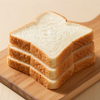Een stapel gesneden witbrood op een houten plank.