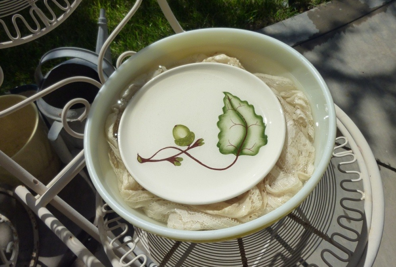 Soak Lace With Plate On The Top