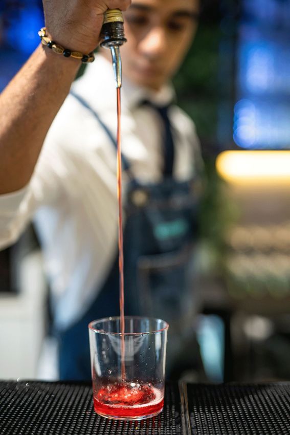 barman che prepara un cocktail